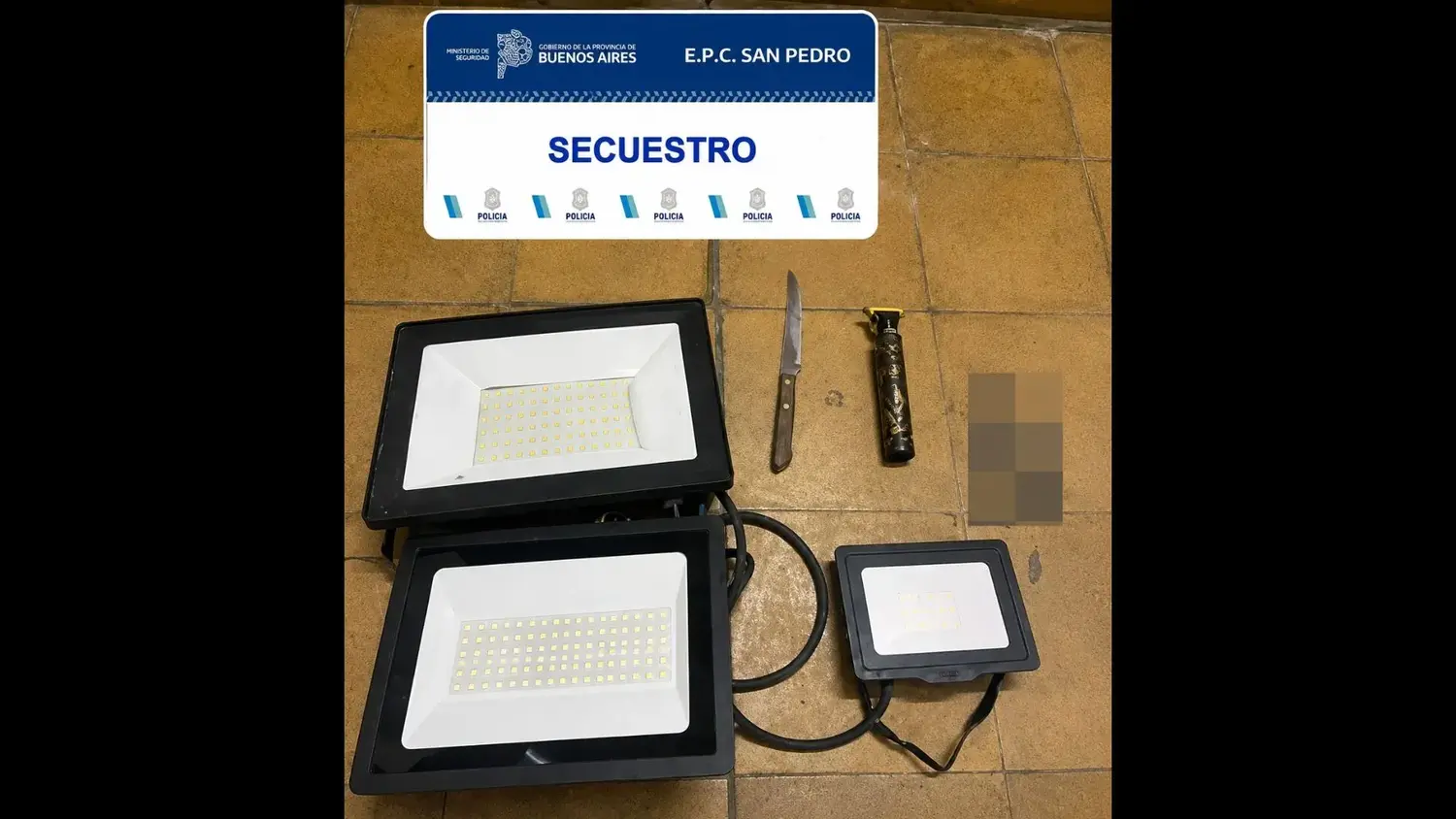 Los elementos secuestrados durante el procedimiento incluyó un encendedor con forma de revólver.