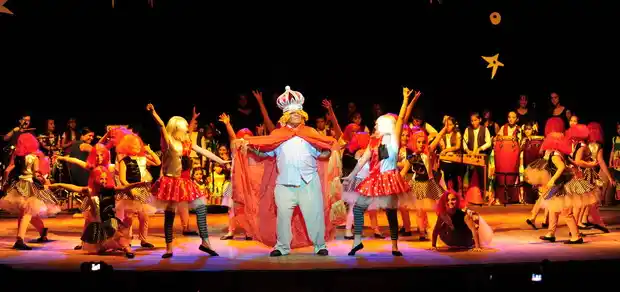 "El traje nuevo del Rey Momo se presenta en el Teatro