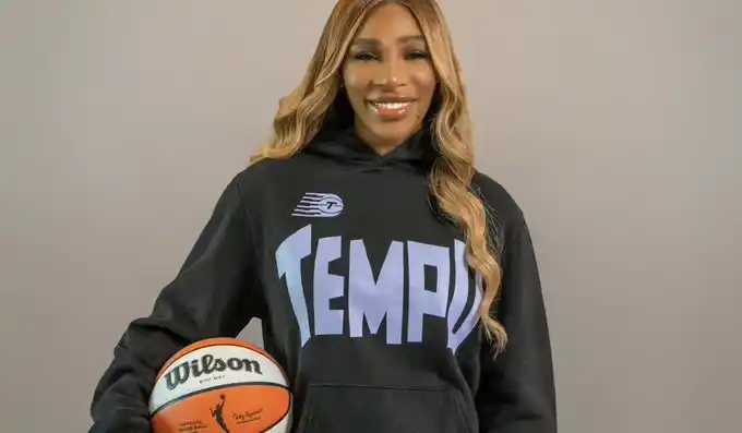 Serena Williams con la indumentaria del equipo del cuál será co-propietaria.