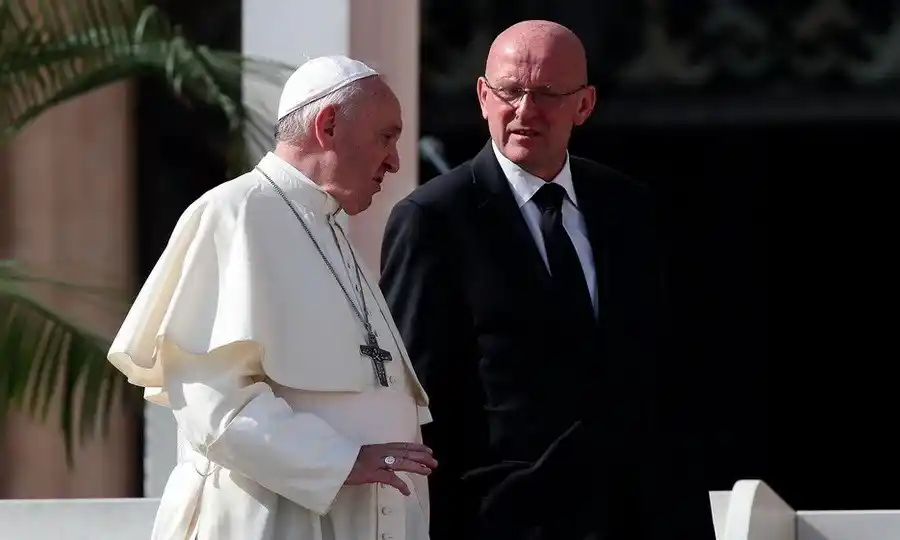 Escándalo de corrupción en el Vaticano: renunció el jefe de seguridad del Papa