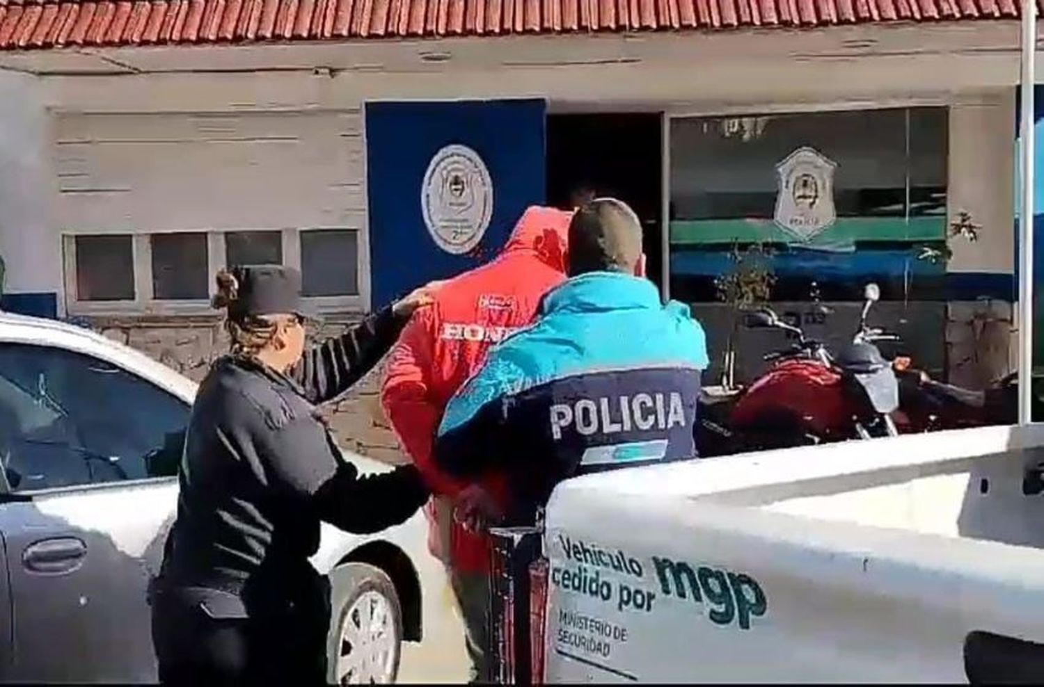 Le robaron objetos de su auto hace un mes: los vendían por Facebook
