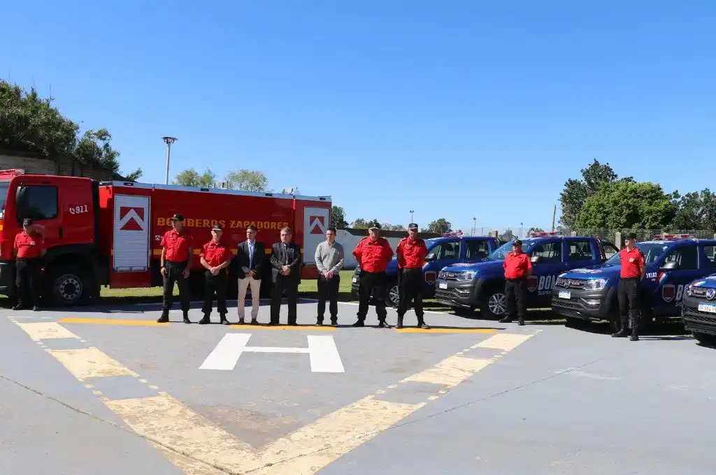 Santa Fe y Rosario sumaron una autombomba y cuatro camionetas 0km para los Bomberos Zapadores