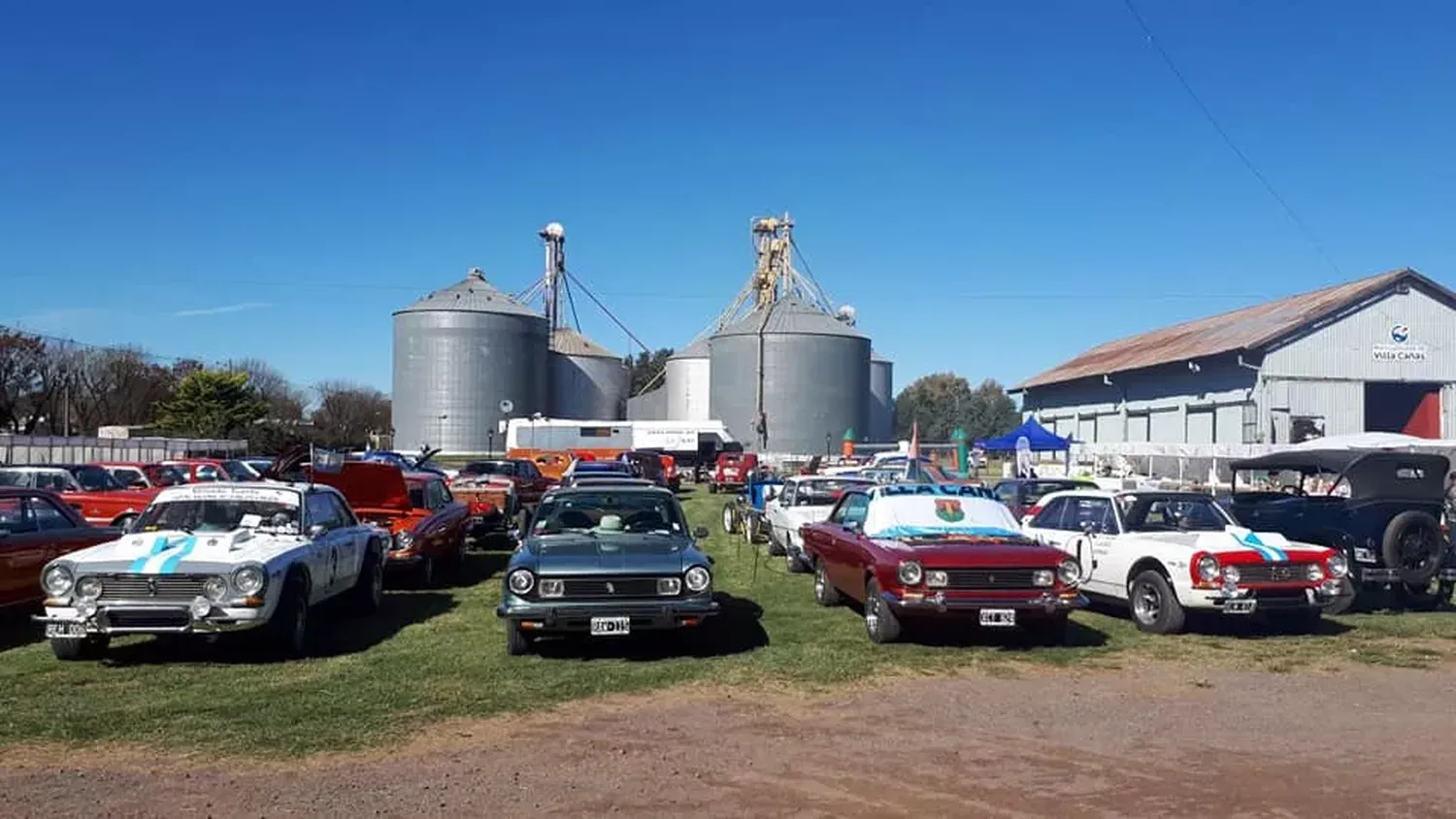 Cuarto encuentro de autos clásicos y antiguos en Villa Cañás