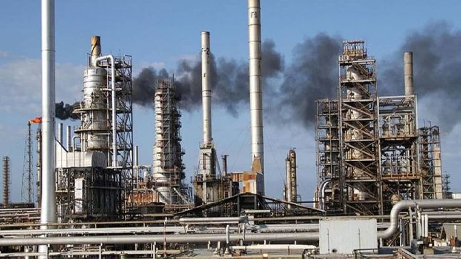 A MEDIA MÁQUINA ARRANCA la refinería Cardón y Amuay espera por repuestos