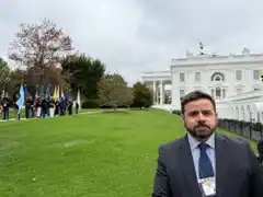 El periodista gualeyo Joaquín Pinasco formó parte de la comitiva de Milei en su viaje a EE.UU