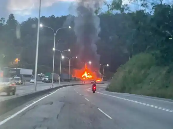 ¡VANDALISMO! Gandola se incendia en Tazón y le sacan la mercancía