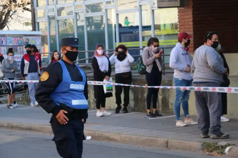 (Archivo) Largas colas en el Correo Argentino para cobrar el IFE 