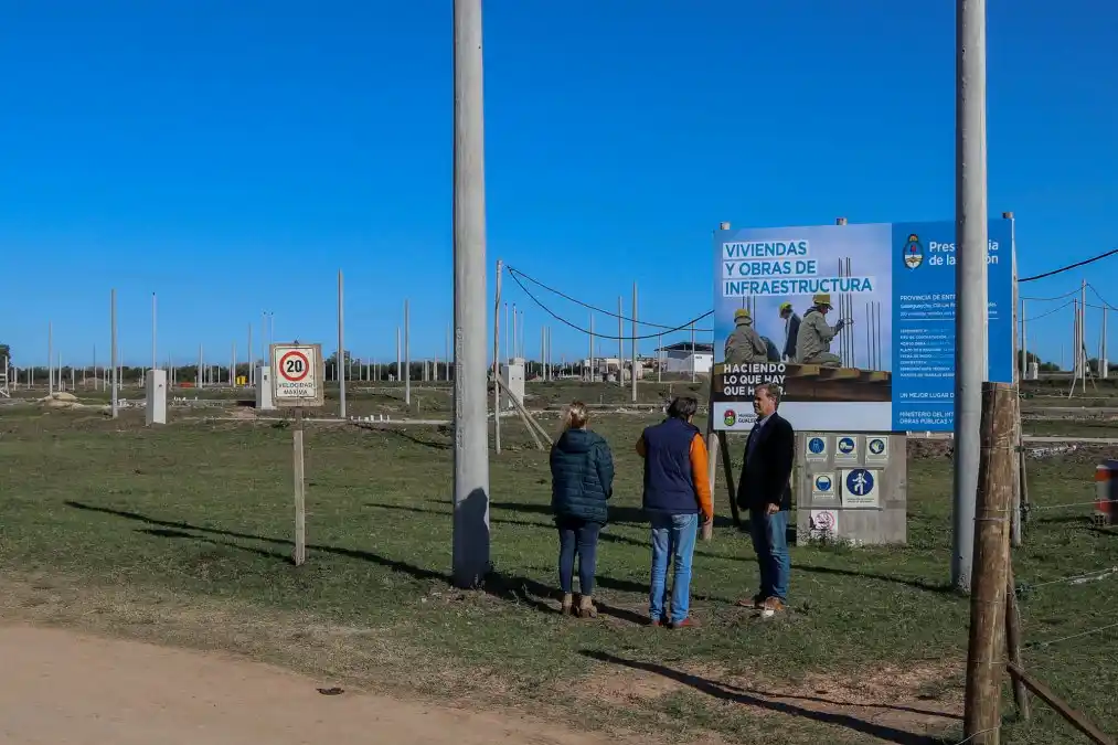 El intendente Marín Piaggio junto a Ricardo Delvecchio y Maria Sira Ghisi 