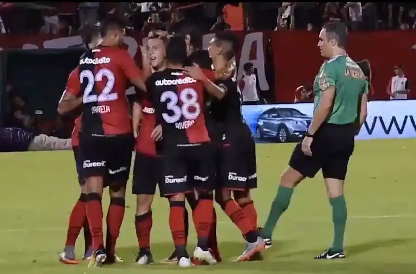 La bronca de los hinchas de Newell’s por las «pataditas» de Loustau