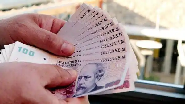 La mitad de los argentinos gana menos de ocho mil pesos por mes