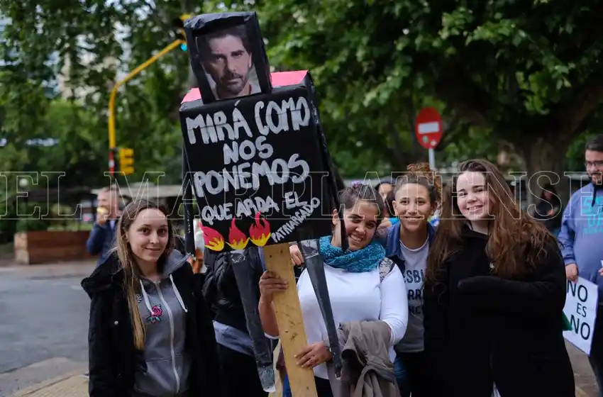 Cientos de mujeres apoyaron en la ciudad a Thelma con un "silbatazo"