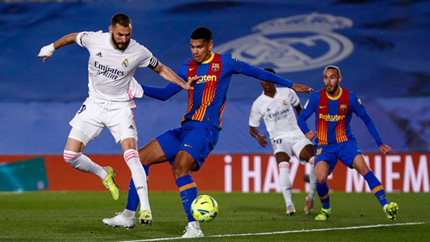 Real Madrid se llevó el clásico ante Barcelona y alcanzó la punta en la Liga Española