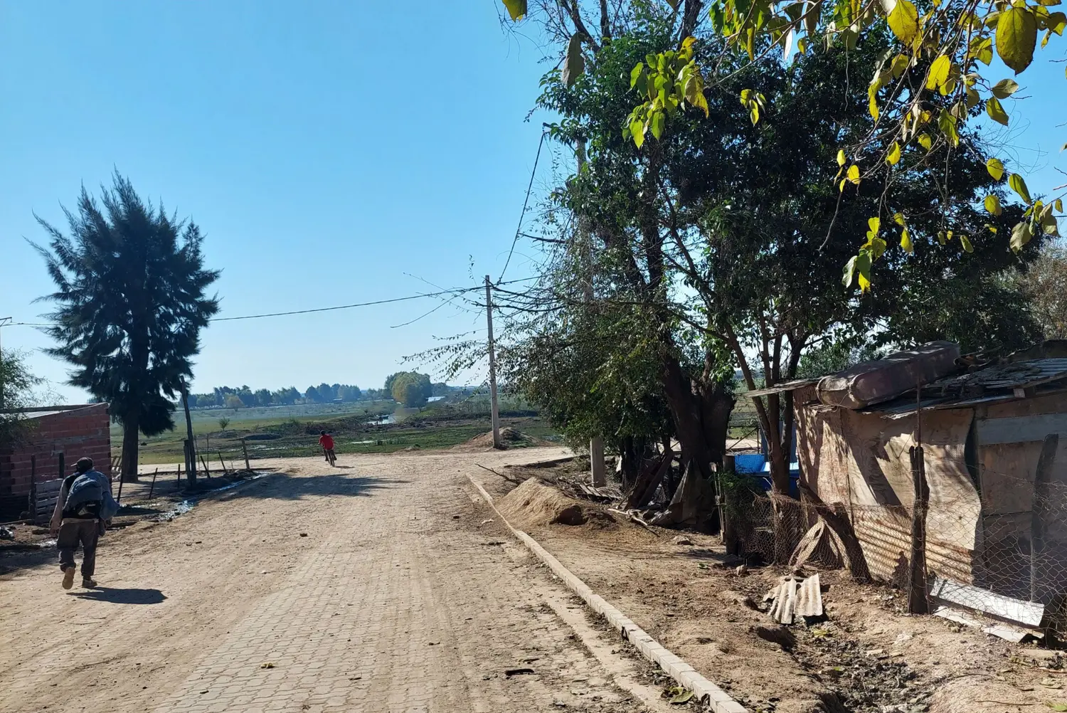 Vecinos que residen en la costa, de la bajada hacia Papel Prensa, firmaron la nota.