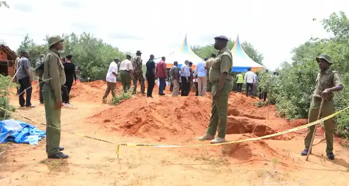 Todos los cuerpos mostraban signos de inanición, algunos de ellos, sobre todo de menores, tenían también rastros de estrangulamiento y asfixia.