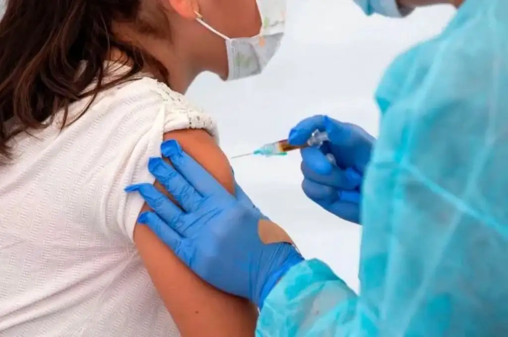 Ya se vacunaron más de 2.300 adolescentes con factores de riesgo