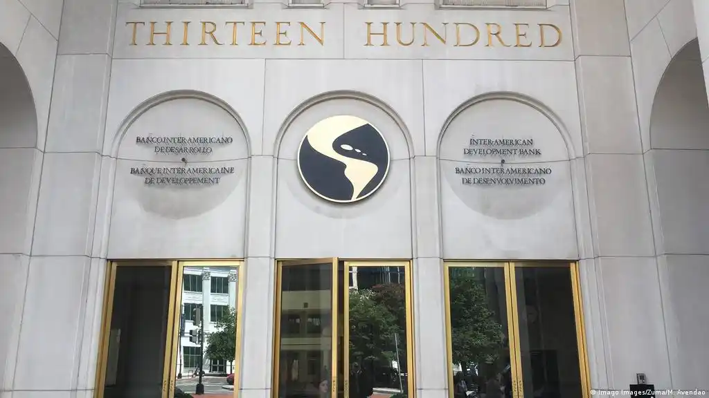 Los desembolsos provinieron un 48% del BID, seguido del BIRF en un 26% y la CAF en un 19%.