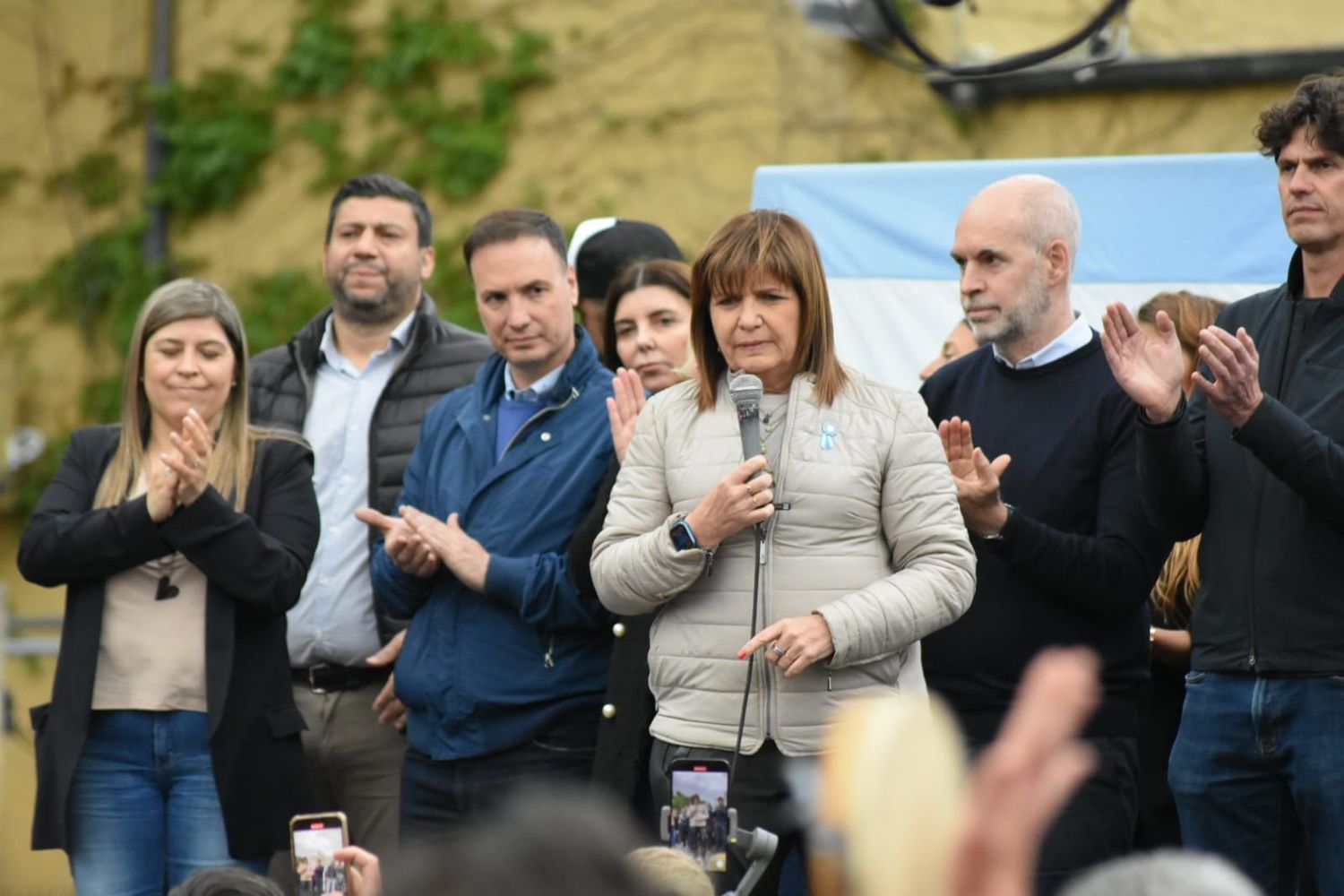 Escoltada por Rodríguez Larreta y funcionarios locales, Bullrich pidió el apoyo de los vecinos.