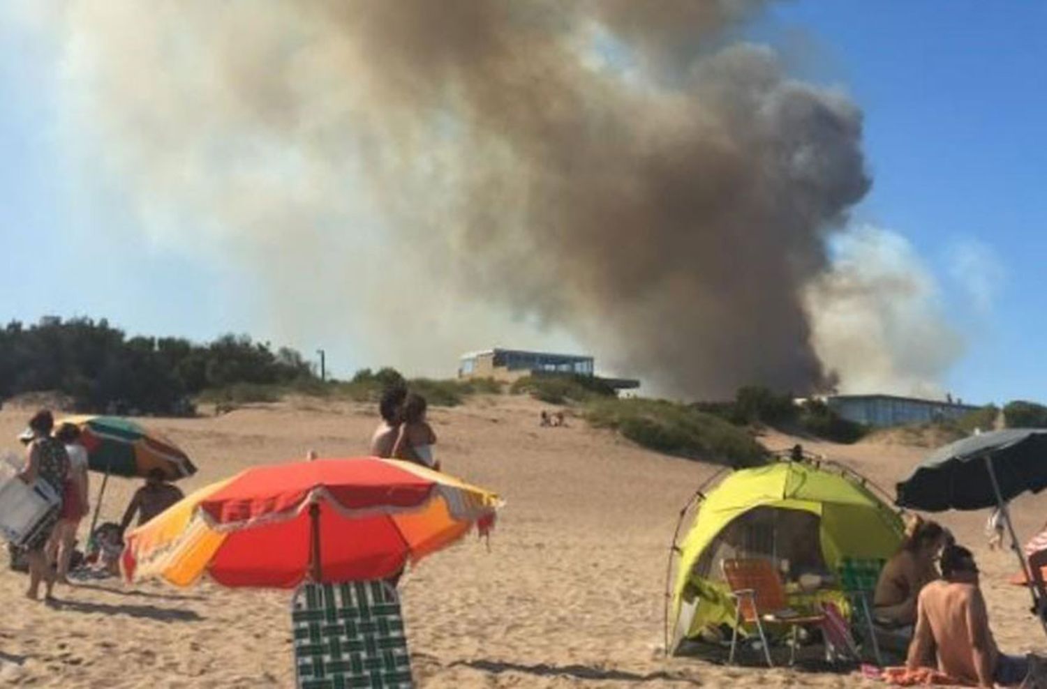 Un incendio de gran magnitud afecta a la localidad de Villa Gesell