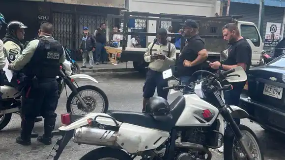 CON GOLPES, PATADAS Y KUNG FU adecos se enfrentaron a otros por la toma de la casa del partido en Chacao (VIDEO)