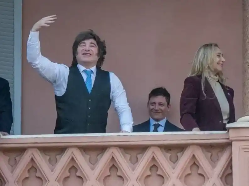 La aparición pública junto a parte del gabinete tuvo lugar en un contexto marcado por las tensiones internas dentro del oficialismo libertario.