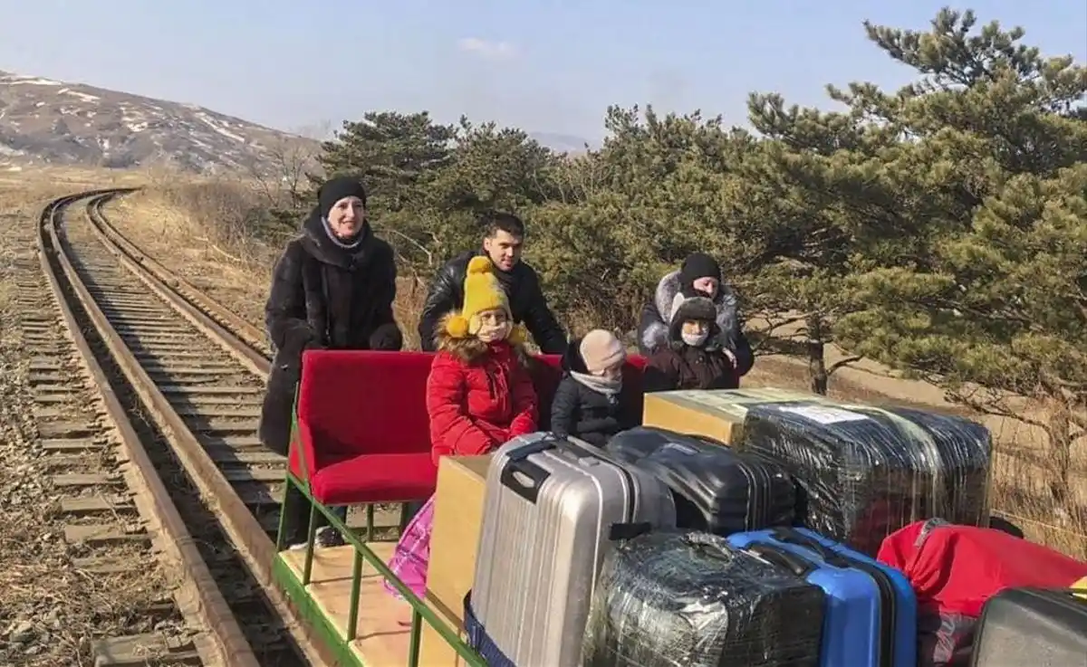 Diplomáticos rusos dejan Corea del Norte a pie y arrastrando sus maletas