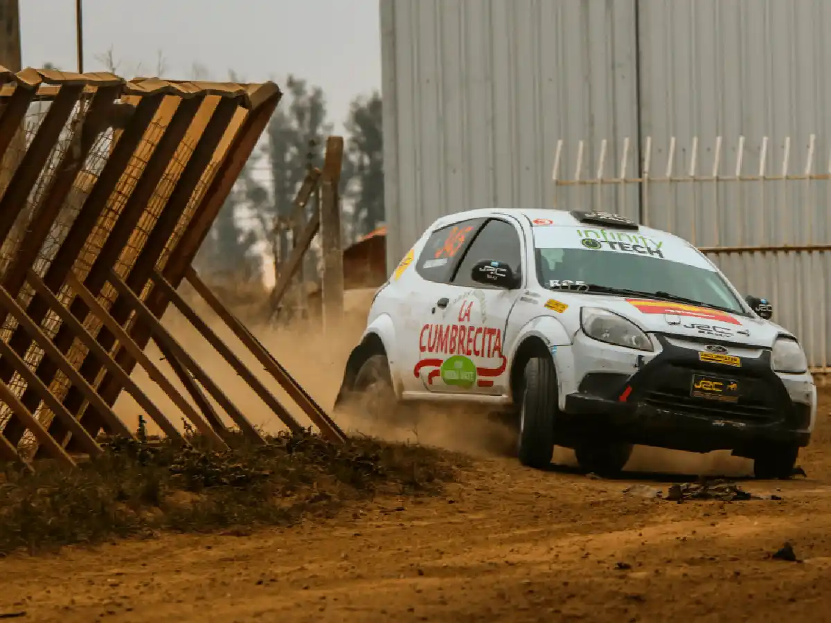 Da sus primeros pasos 