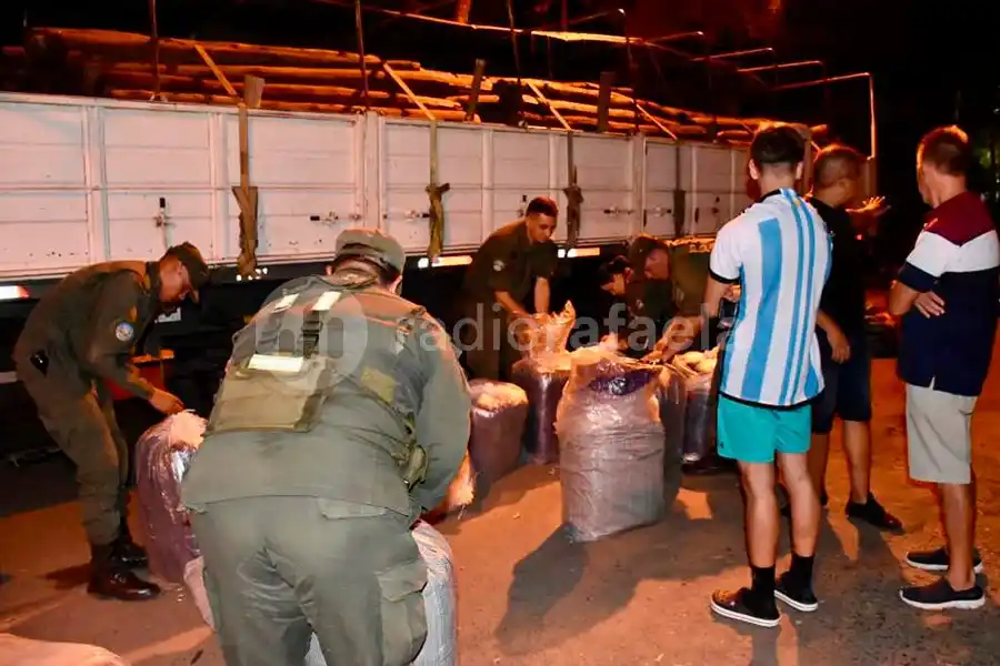 Impresionante operativo en la ruta 34 cerca de Rafaela: gendarmes incautaron casi 1484 kilos de coca