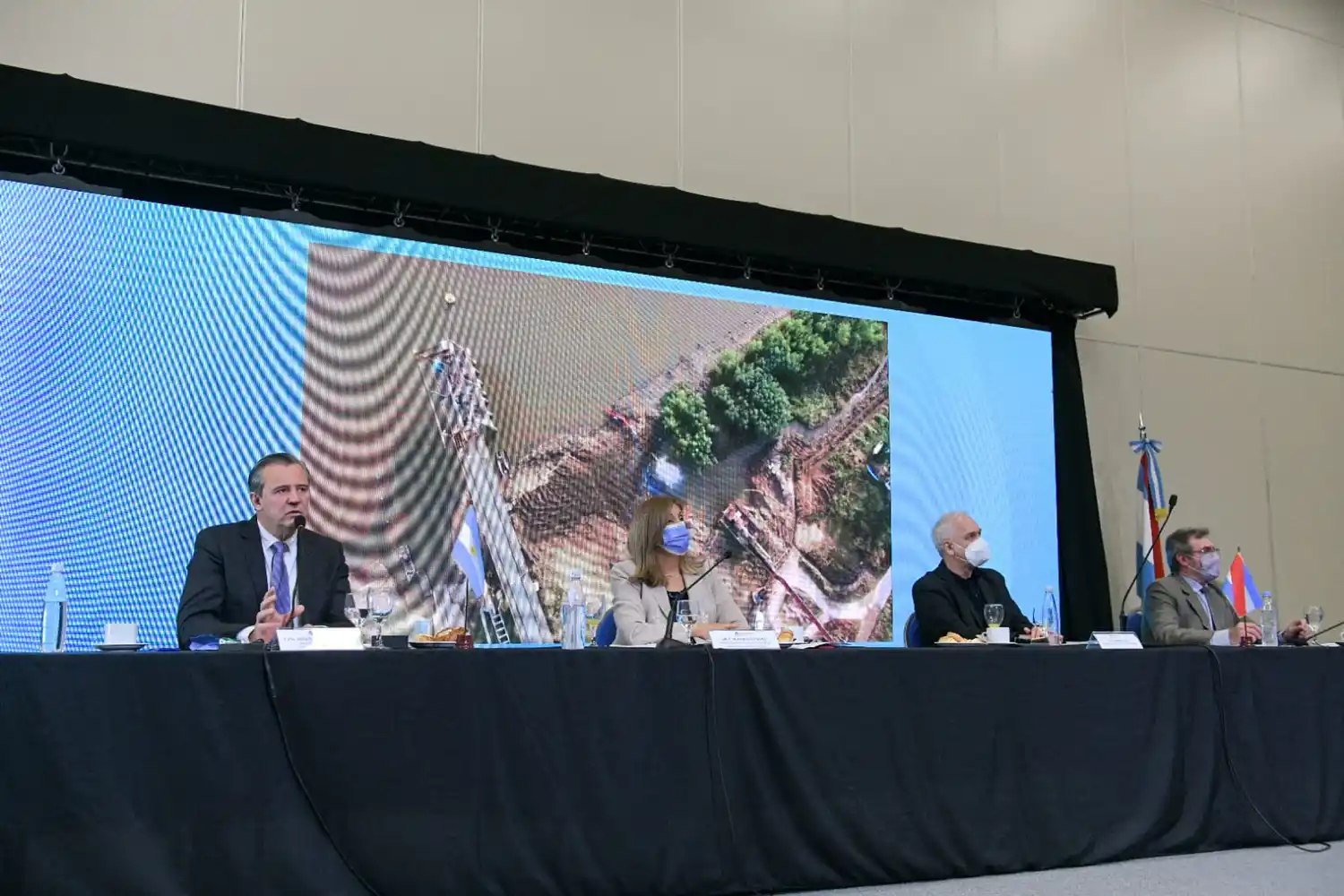 Bahl expuso las acciones para mitigar los problemas que provoca la bajante del río