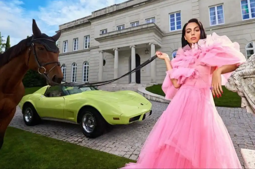 Georgina Rodríguez frente a su mansión.