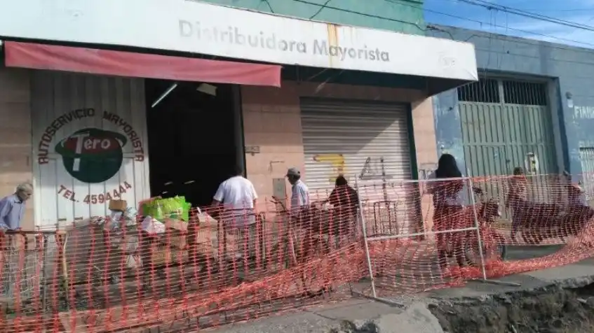 Cinco personas armadas asaltaron una distribuidora