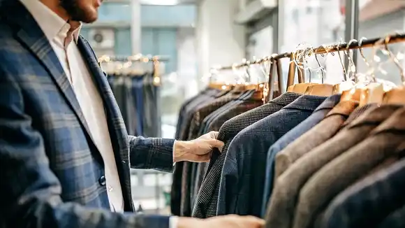 Las compras de ropa en el exterior baten récords y hay crisis en la industria