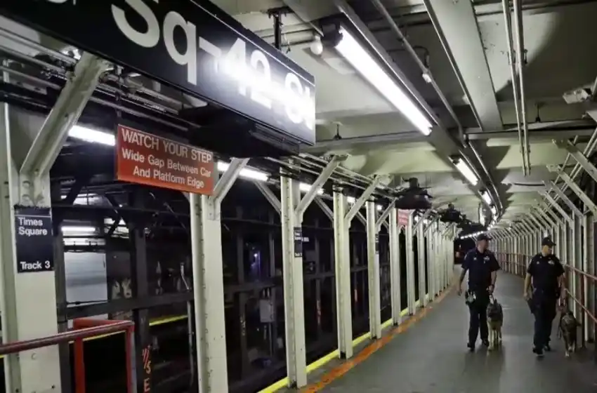 Macabro hallazgo en el subte de Nueva York: encontraron una pierna escondida entre las vías