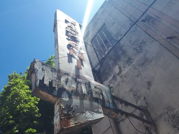 Hotel Marconi: un tapial que tapa su historia y protege su edificio