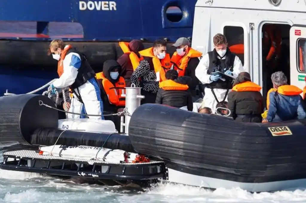 Récord de inmigrantes cruzan el Canal de la Mancha en un día