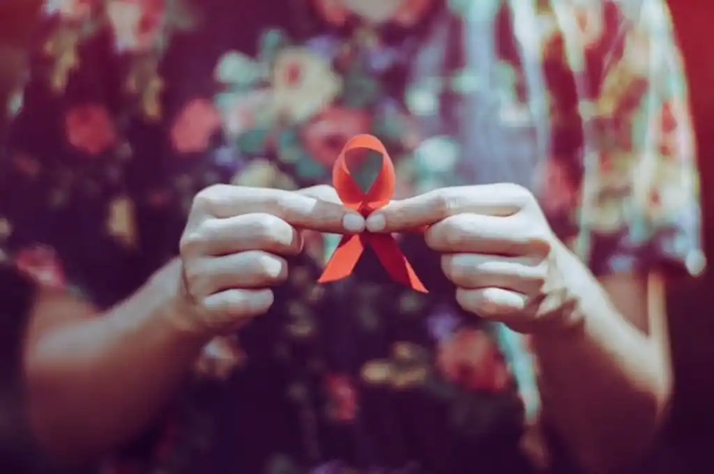 Una paciente con HIV logró controlar el virus y genera expectativa en la ciencia