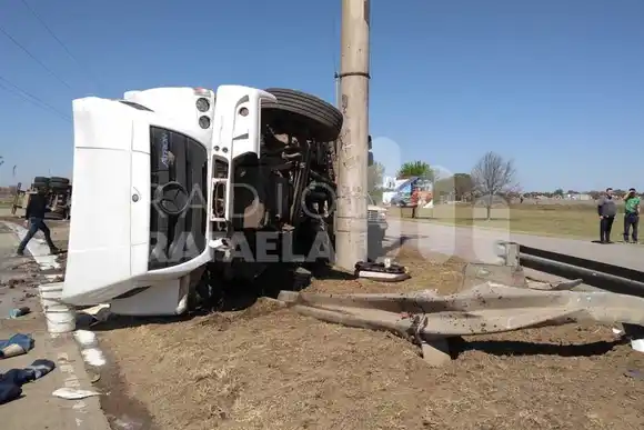 Espectacular accidente en Ruta 1: un camión terminó volcado y el tránsito se encuentra interrumpido
