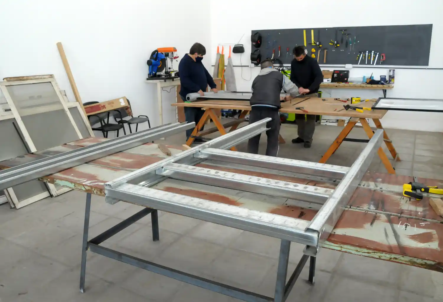 En los talleres del Polo Productivo, realizan trabajos de herrería y confeccionan sábanas para el Hospital