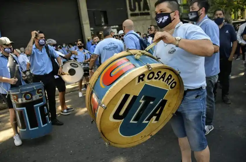 Nutrida movilización de colectiveros: “Javkin tiene la potestad para resolver este conflicto, que la utilice”