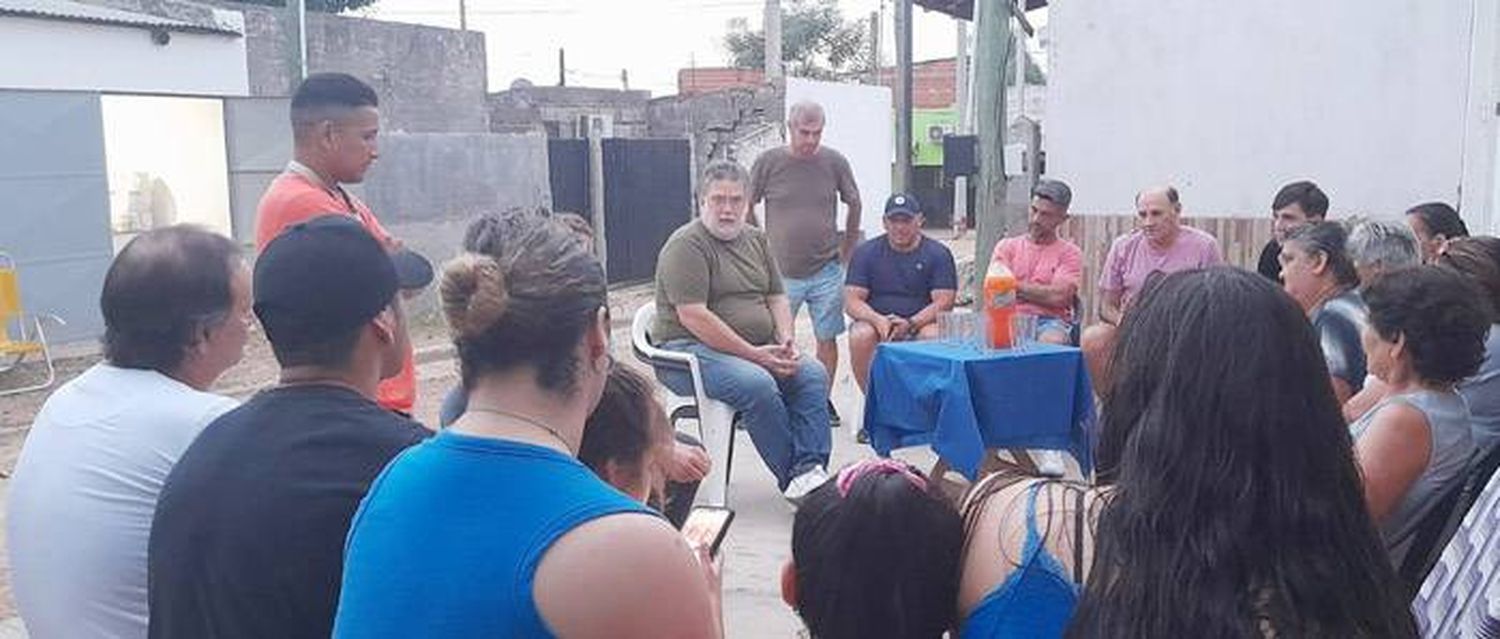 Francolini, con vecinos, por los barrios