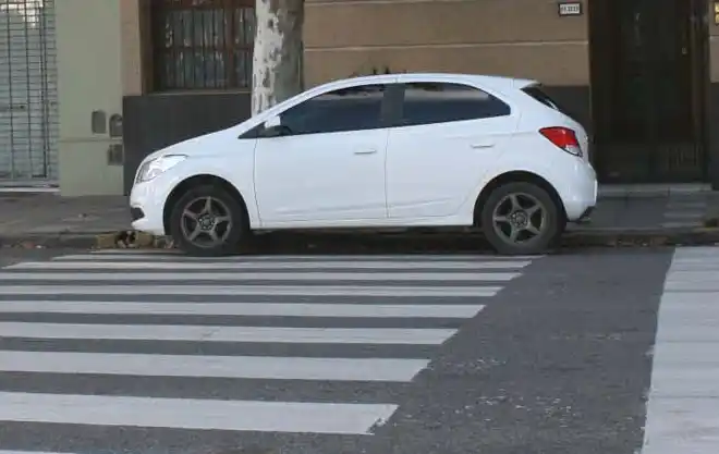 Justo sobre la senda peatonal