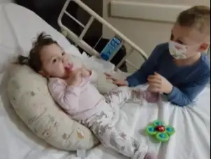 A pesar de aún tener sueño, la carita de Inés cambió al ver a su hermano, revelando la profunda conexión entre ellos.