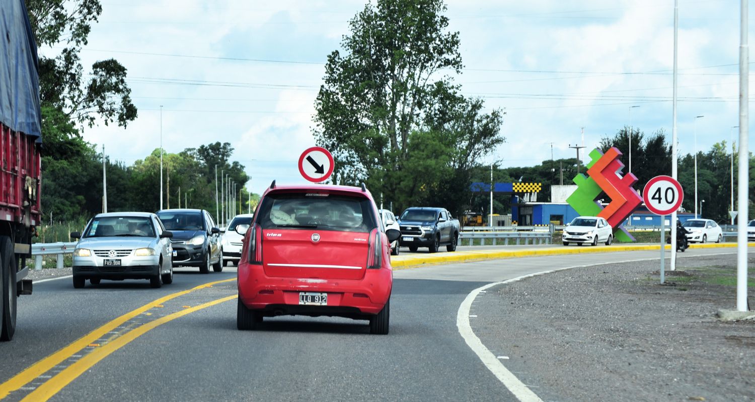 Con intenso movimiento en la ruta 19 inició el finde largo.