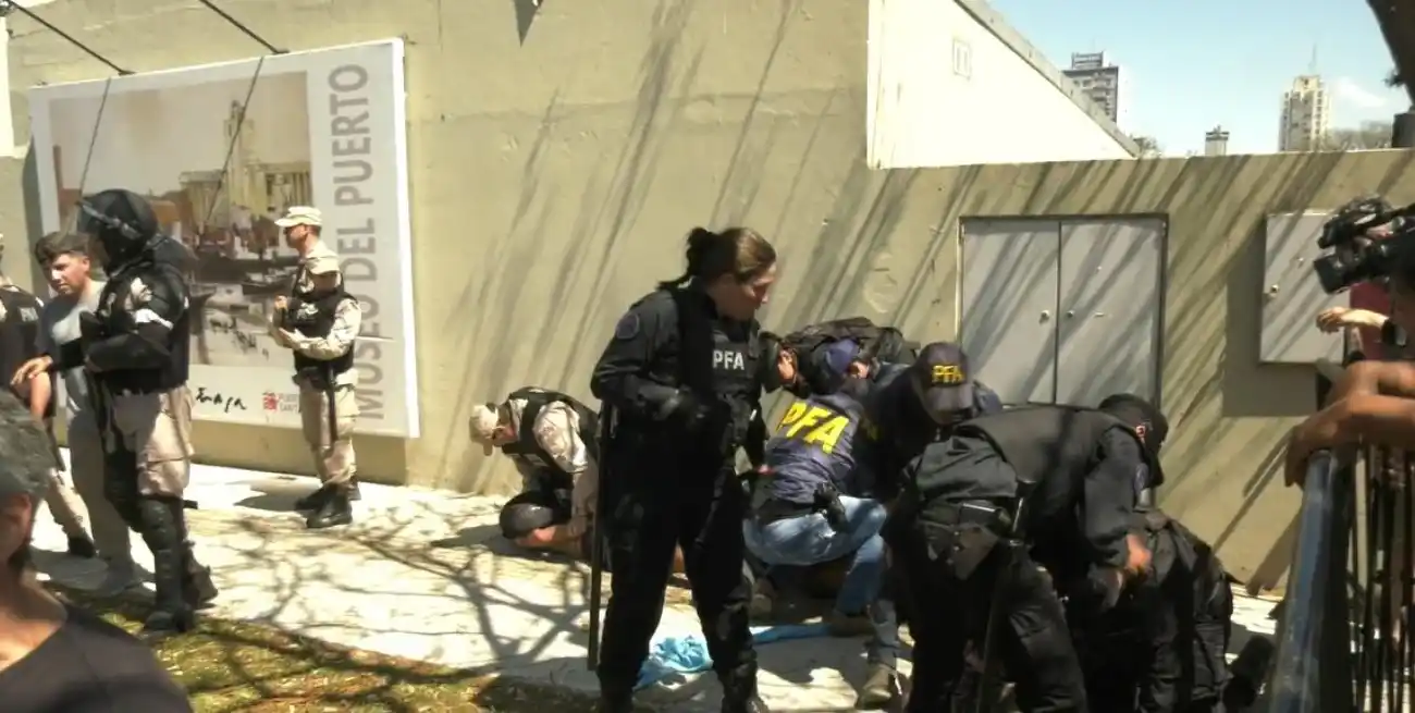 Cinco personas terminaron detenidas por múltiples incidentes durante la visita de Javier Milei en Santa Fe