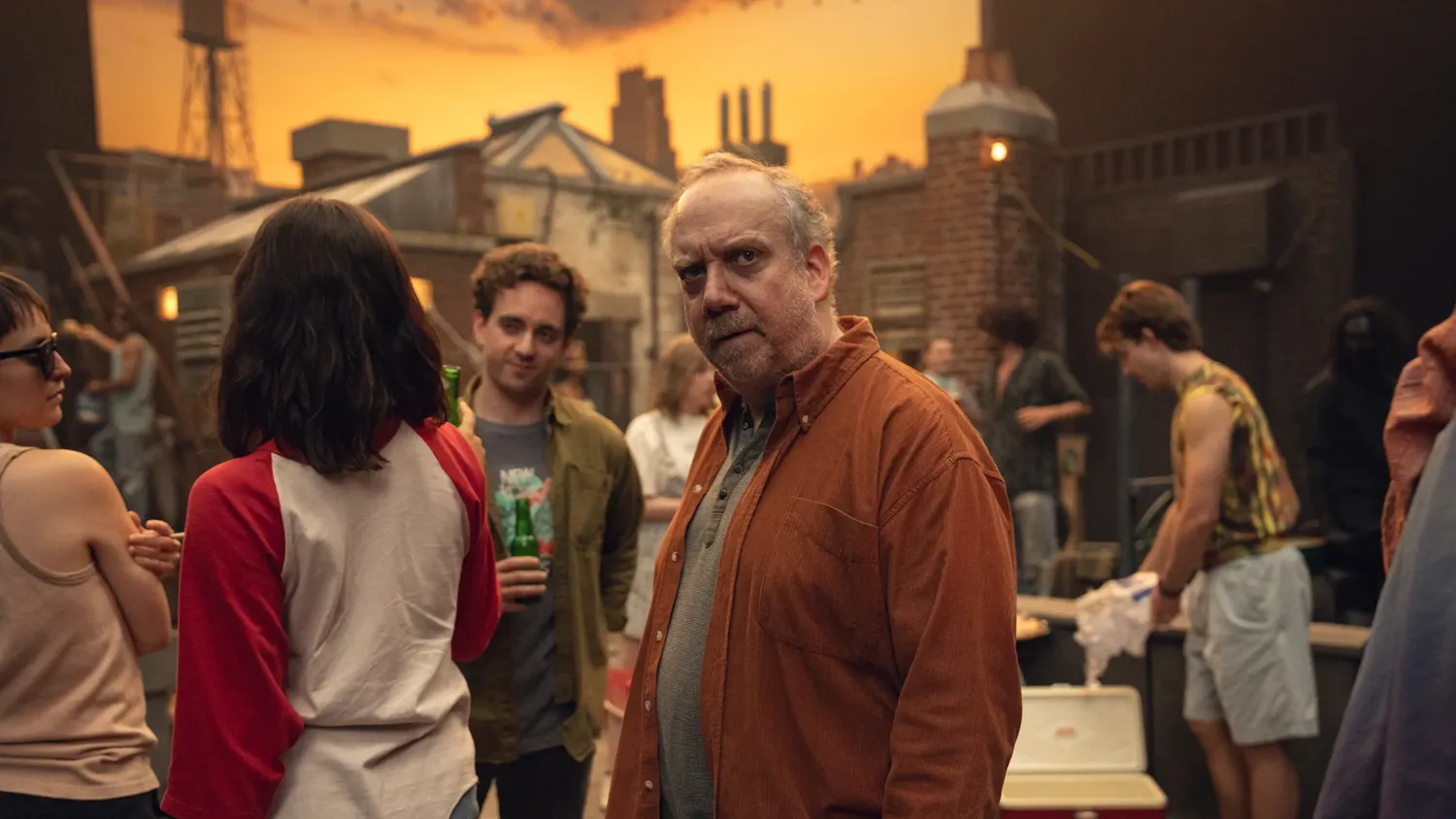 Su última temporada tiene 6 episodios independientes, que retratan avances tecnológicos y sociales posibles en un futuro cercano
