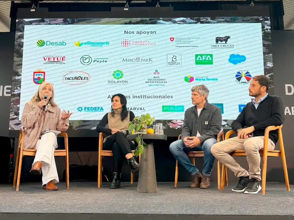 Jorgelina Aguirre, expresidente comunal de Maggiolo; Mercedes Manfroni, coordinadora de los programas de desarrollo rural; Gonzalo Goyechea, presidente comunal de María Teresa; y Agustín Romegialli, presidente comunal electo de Labordeboy. Foto: Gentileza