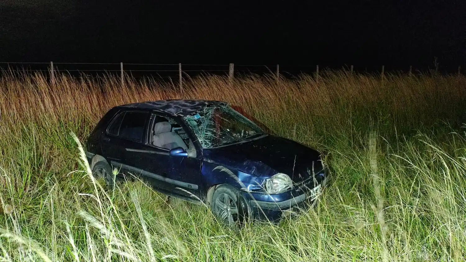 Una familia debió ser hospitalizada tras un vuelco en cercanías de El Solcito