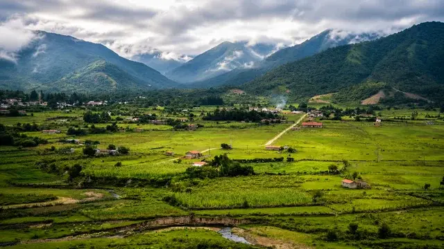 Cual es el pueblo salteño al que se llega pasando por Bolivia