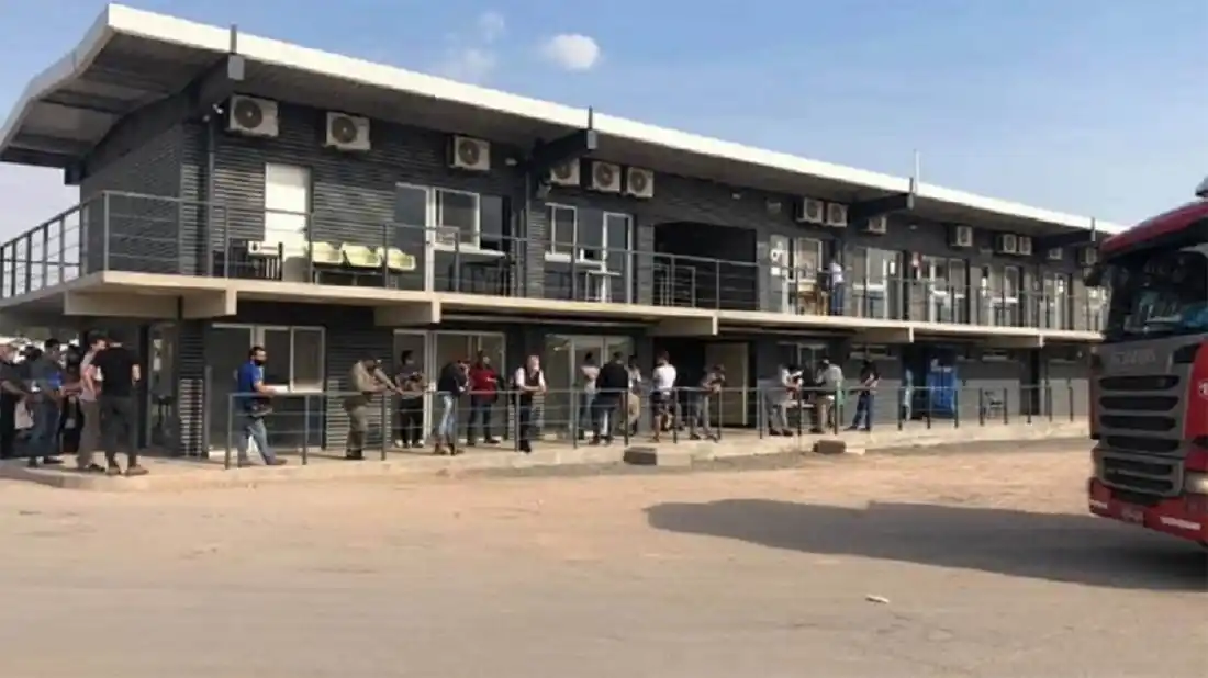 Largas filas de camioneros para realizarse el test obligatorio para entrar a Uruguay