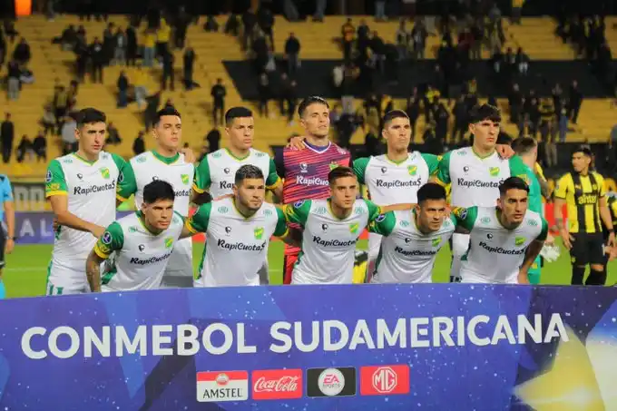 Defensa y Justicia visita a Peñarol en el estadio Campeón del Siglo