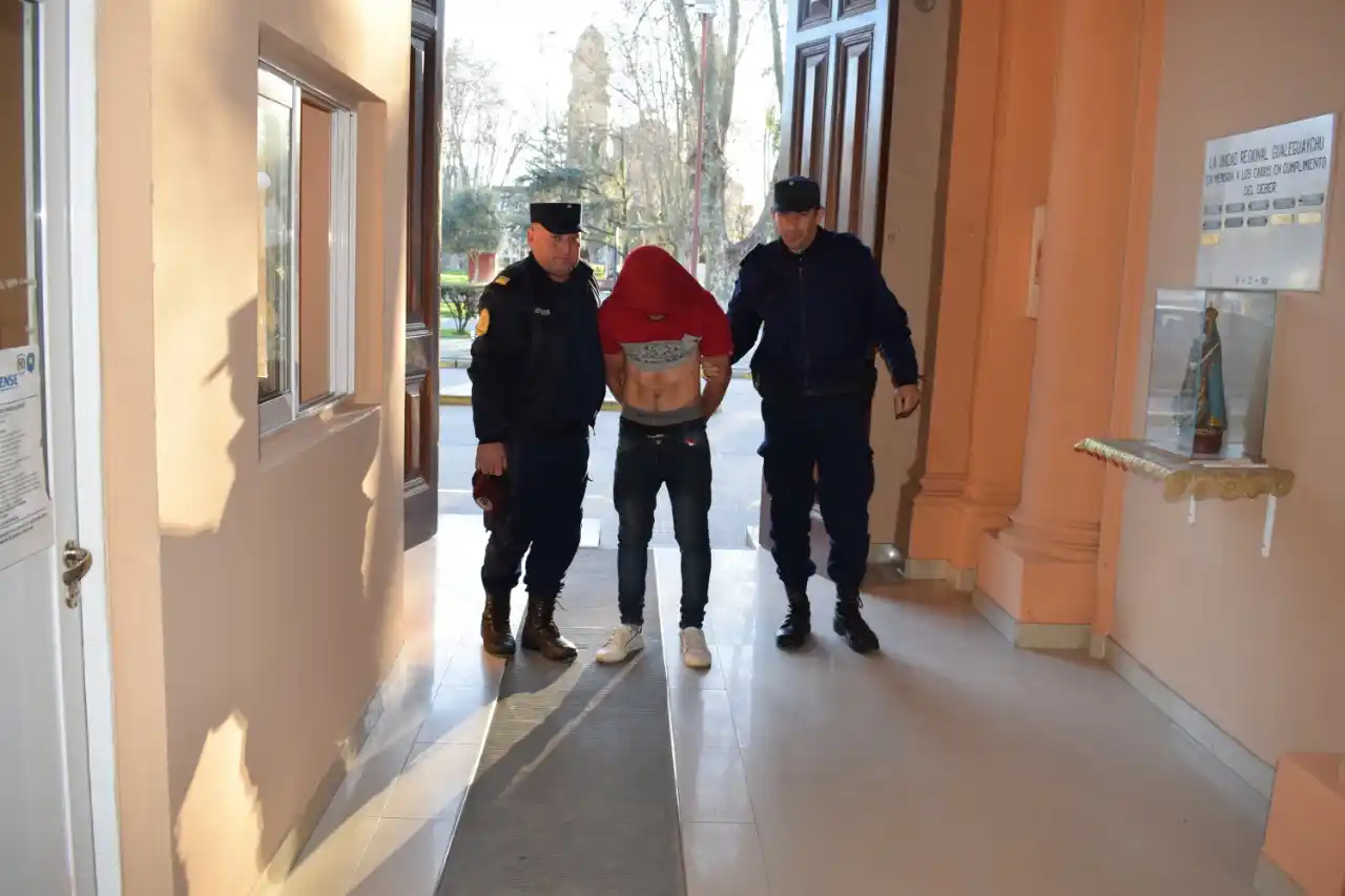 Luego de un intento de robo, lo atrapan a metros de la Comisaría Primera